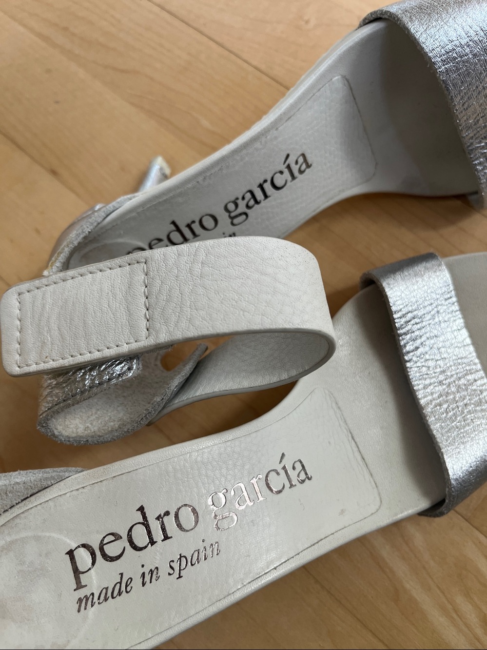 Pedro Garcia Winka Heels
Pebbled Leather White & Silver Metallic EU 37.5 - Picture 8 of 8